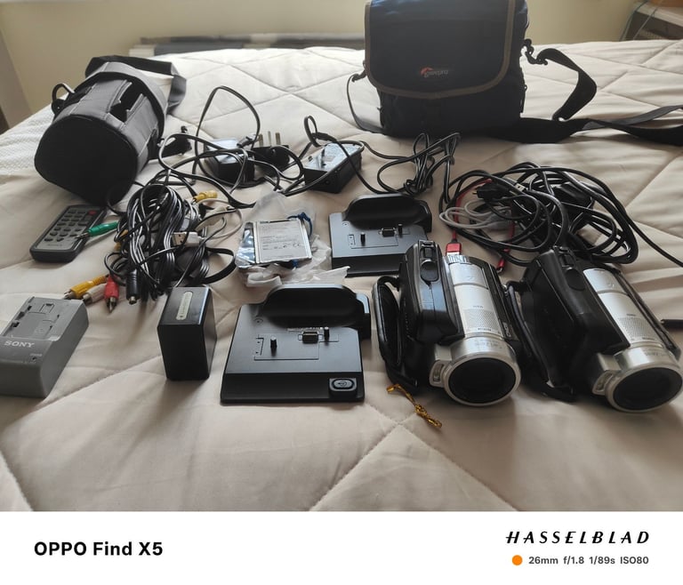 2 Sony Handicam HDR SR-10 with accessories 