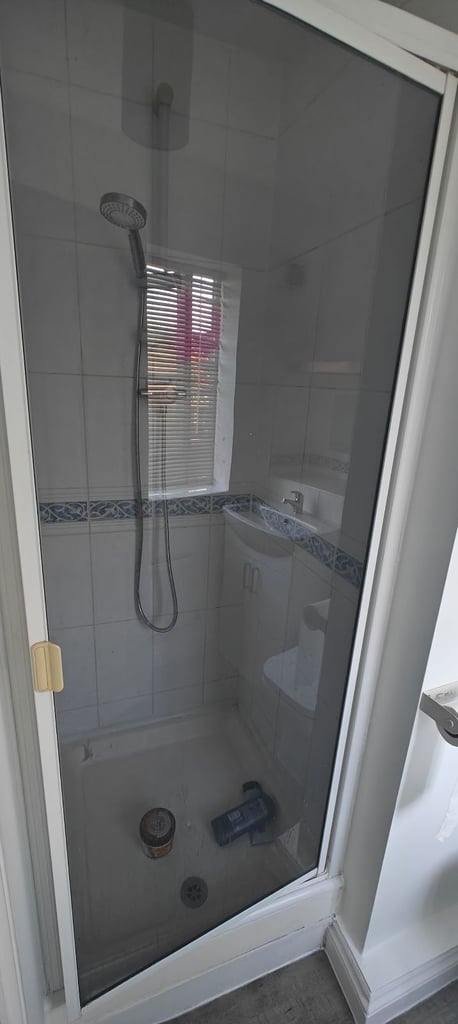 Large 5 bed house, 3 bathrooms ideal for 2 families to share near Nuffield hospital