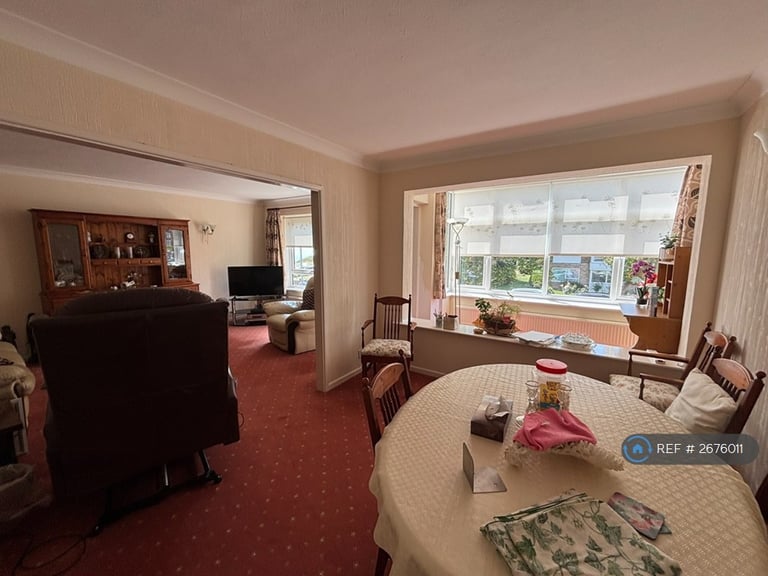 2 bedroom flat in Queens Road, Frinton-On-Sea, CO13 (2 bed) (#2676011)