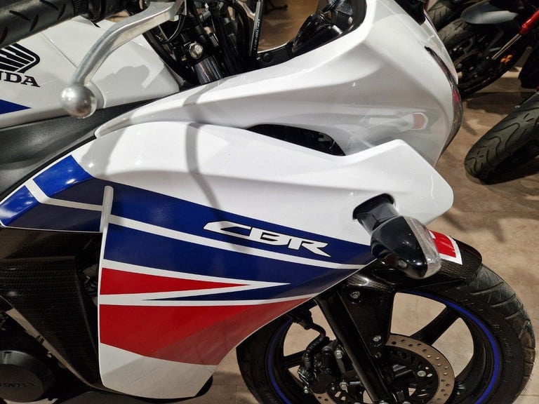 HONDA CBR 125 IN WHITE AND RED