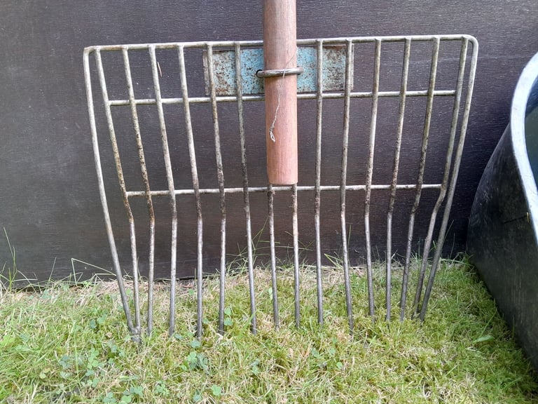 STABLE MUCKING OUT FORKS + SCOOP.. L@@K !