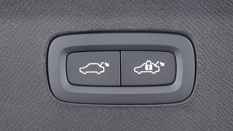 2025 Volvo XC90 T8 PHEV AWD Ultra, Dark, 7 Seats (Sunroof, Pilot Assist, Bowers &amp; Wilkins) ES...