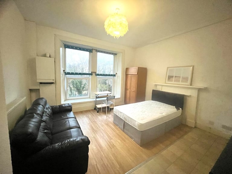 1 bedroom flat in Kelvin Drive, West End, Glasgow, G20 8QN