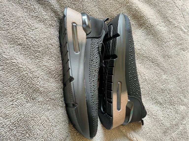 BRAND NEW LADIES TRAINERS SIZE  4