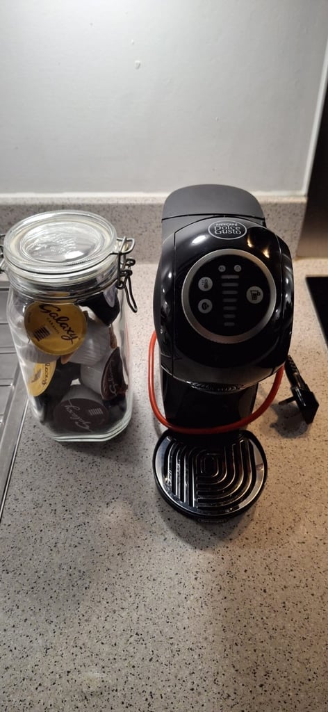 Nescafé Dolce Gusto Coffee Machine + Pods in glass jar 