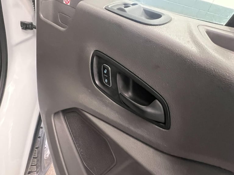 2023 Ford Transit 2.0 350 EcoBlue Leader FWD L4 Euro 6 (s/s) 2dr Luton Diesel Manual