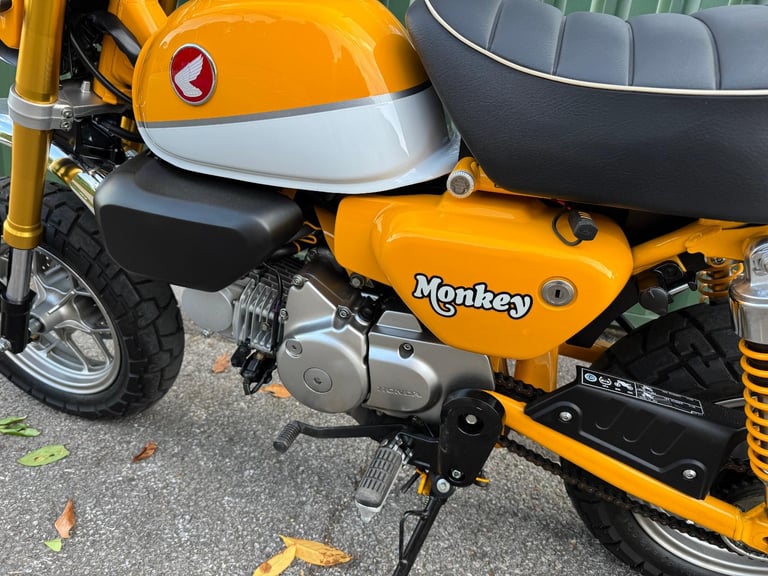 Honda Z125 MA-K Monkey Bike 2019 Yellow and White 1 Owner 880 Miles Rack Fitted