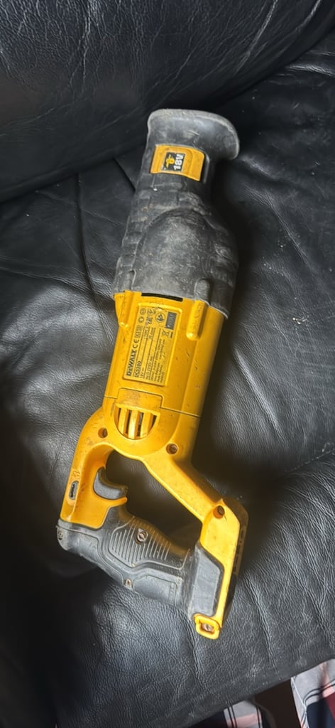 Dewalt xr 18v reciprocating saw spares or repairs £20