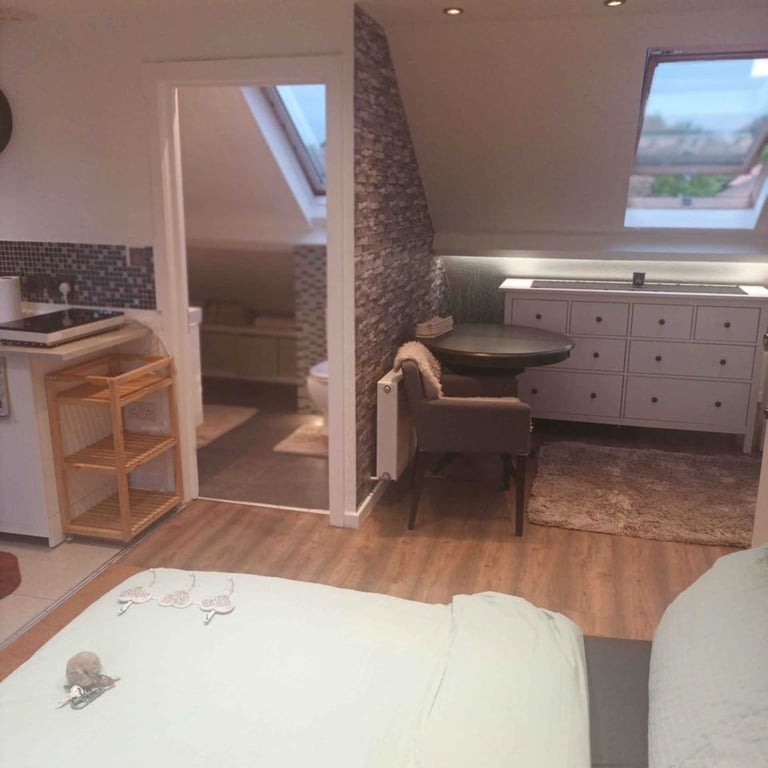 1 bedroom flat in Hathaway Gardens, West Ealing