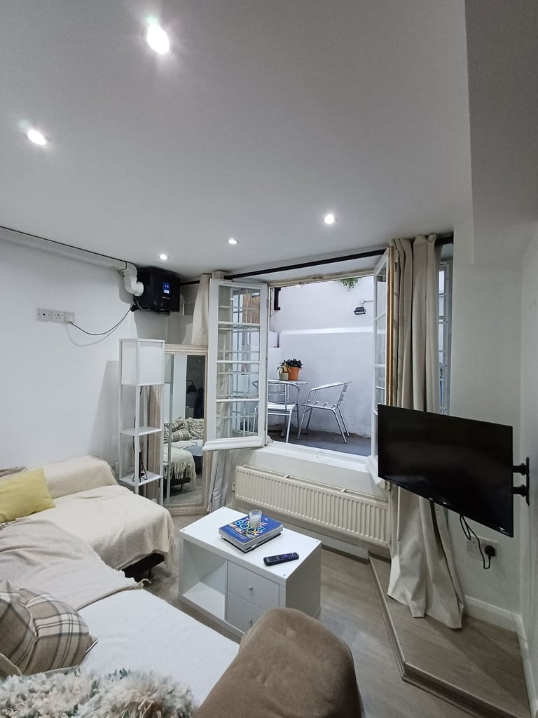 Cosy 2 En-suite Bedroom Flat with Terrace