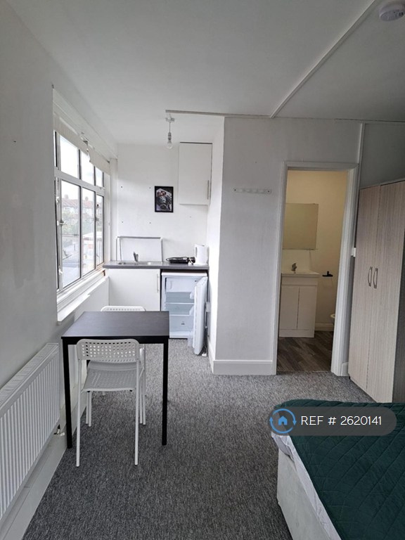 Studio flat in Crown Lane, London, N14 (#2620141)