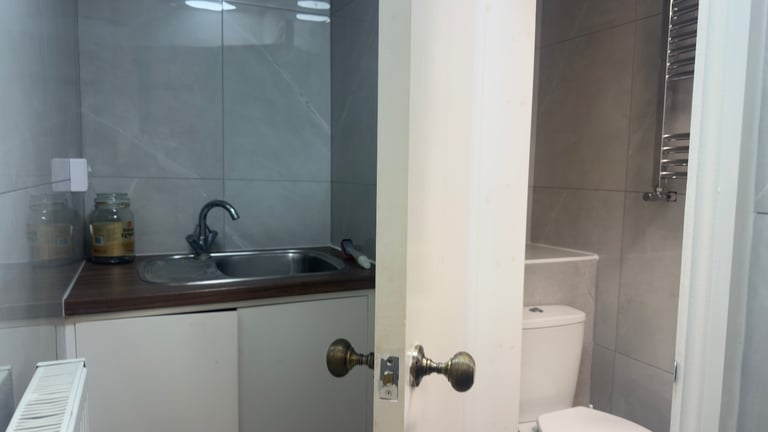 Shop with E-Class Use – Prime Cromwell Road Location