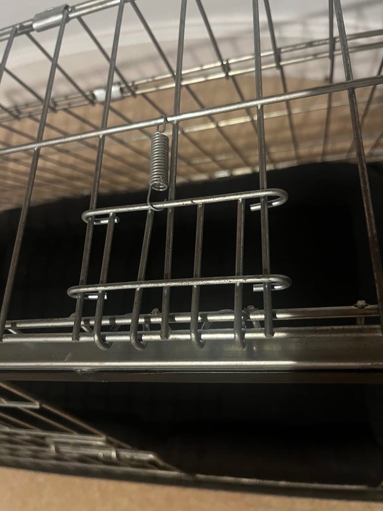 Dog crate - 32”/medium, hatchback