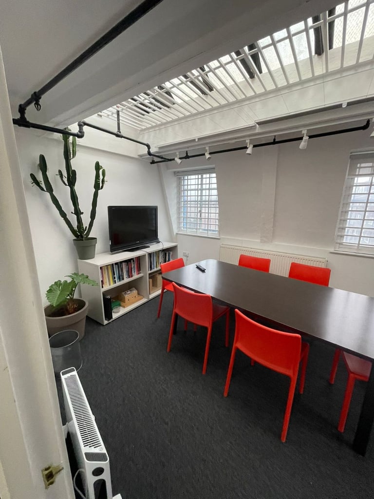 Desirable Top Floor Office Studio Premises available near Tower Bridge SE1