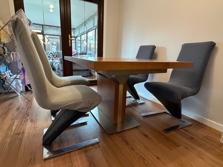 Extendable 4-8 People Dining table and 4 chairs