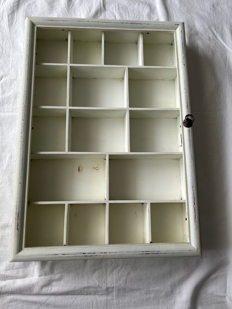 Display case without glass 