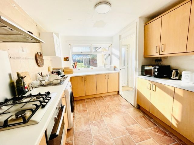 Short term Dec-Mar double bed in 3 bed house