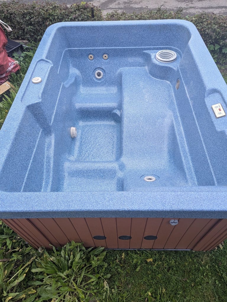 Hot tub Free delivery 50 Mile radius 