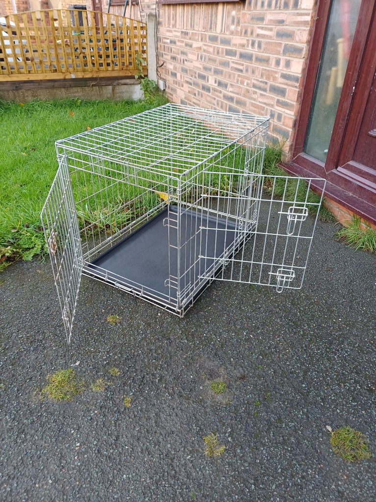 MEDIUM SIZE GALVANISED DOG CAGE 30 INCH £20 NO OFFERS DARWEN BB3 0DU 