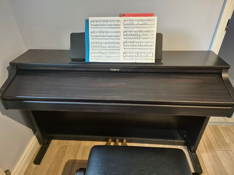 Roland HP-2e Digital Piano plus piano stool