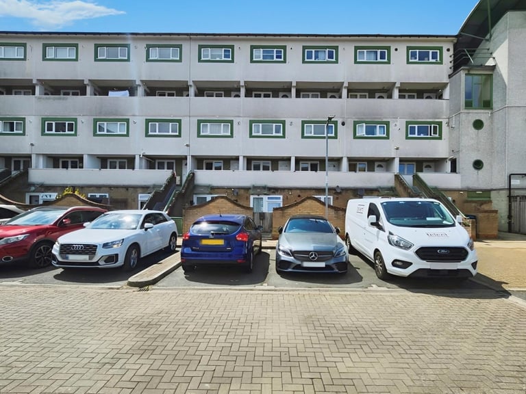 2 bedroom flat in 2-Bedroom Maisonette For Sale, IG7