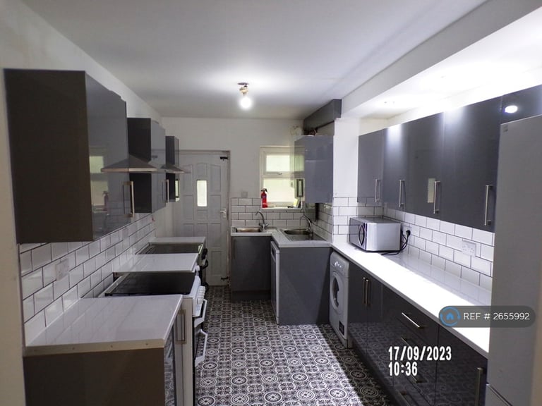 8 bedroom house in School Grove, Manchester, M20 (8 bed) (#2655992)