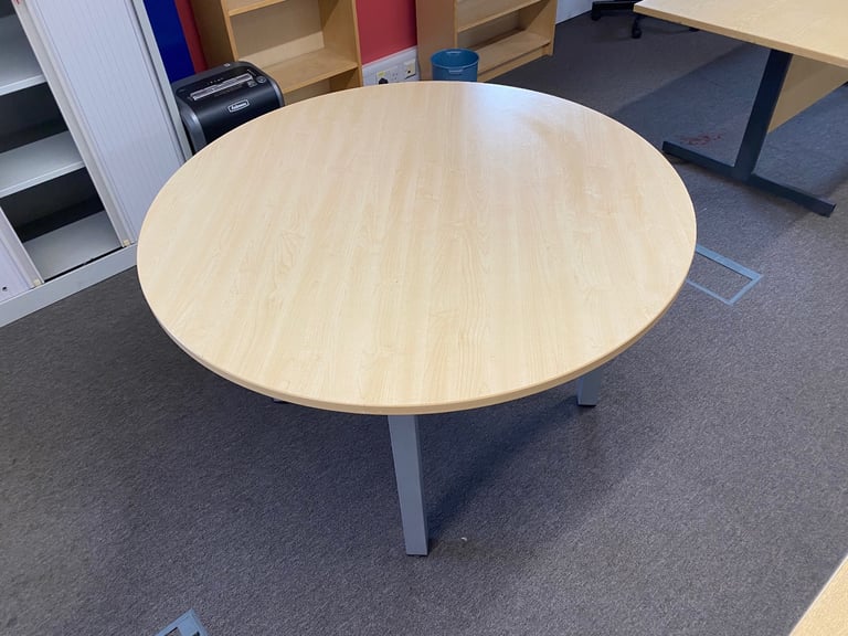 Round meeting table small with 4 good chairs 