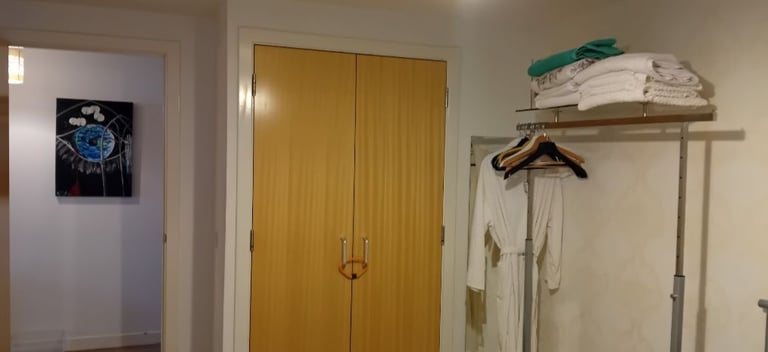 Double room very spacious in beautiful new build flat near Haymarket station to let. Any term