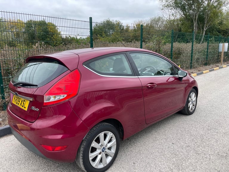 FORD FIESTA 1.2 ZETEC 09 REG MAGENTA RED 3 DOOR MOT 12 MONTHS MOT  INSURANCE 48+MPG