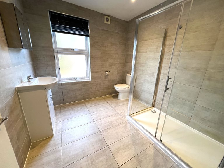 Out class spacious 5 Bedrooms house with 3 Toilets and Bathrooms in ilford --Company Let allowed