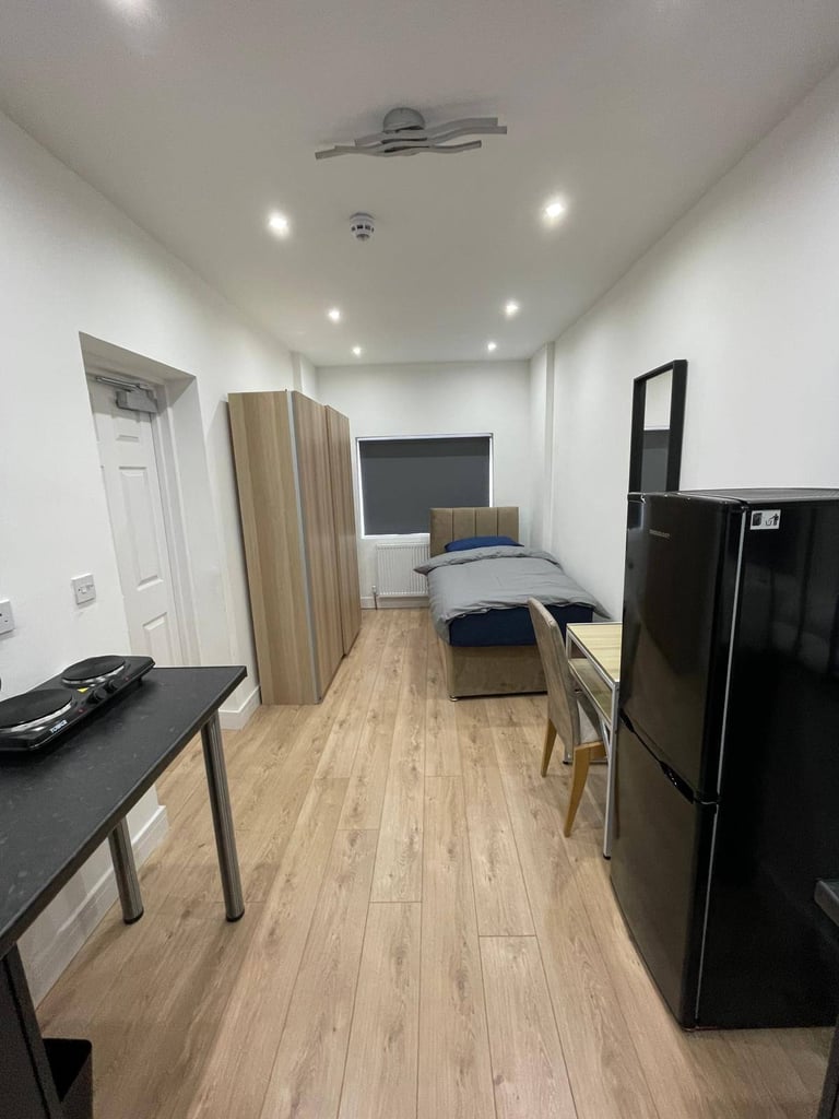 Self contained En-suite studio contractor friendly  20 mins from  BHX & NEC