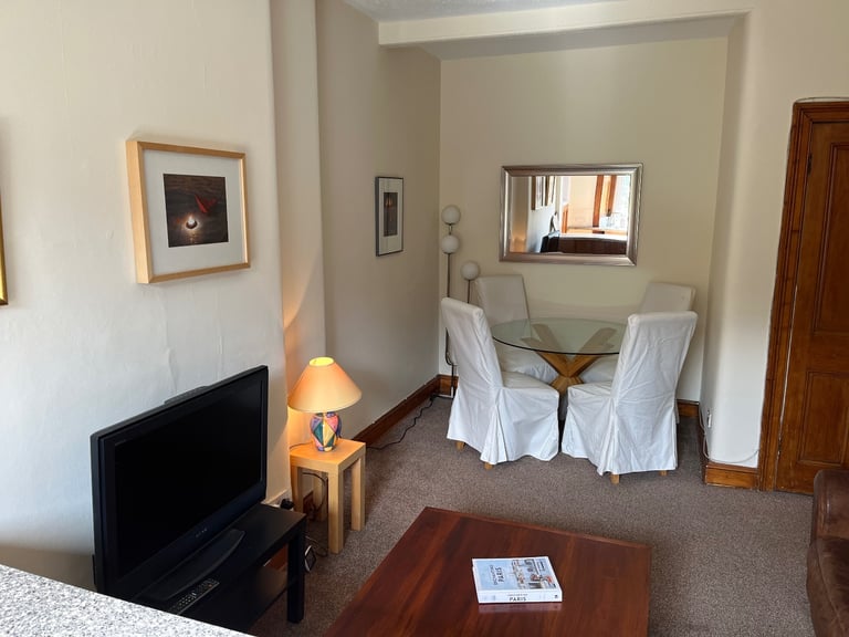 Cosy, snug, 1-bedrmd flat, overlooking the tranquil waters of the canal