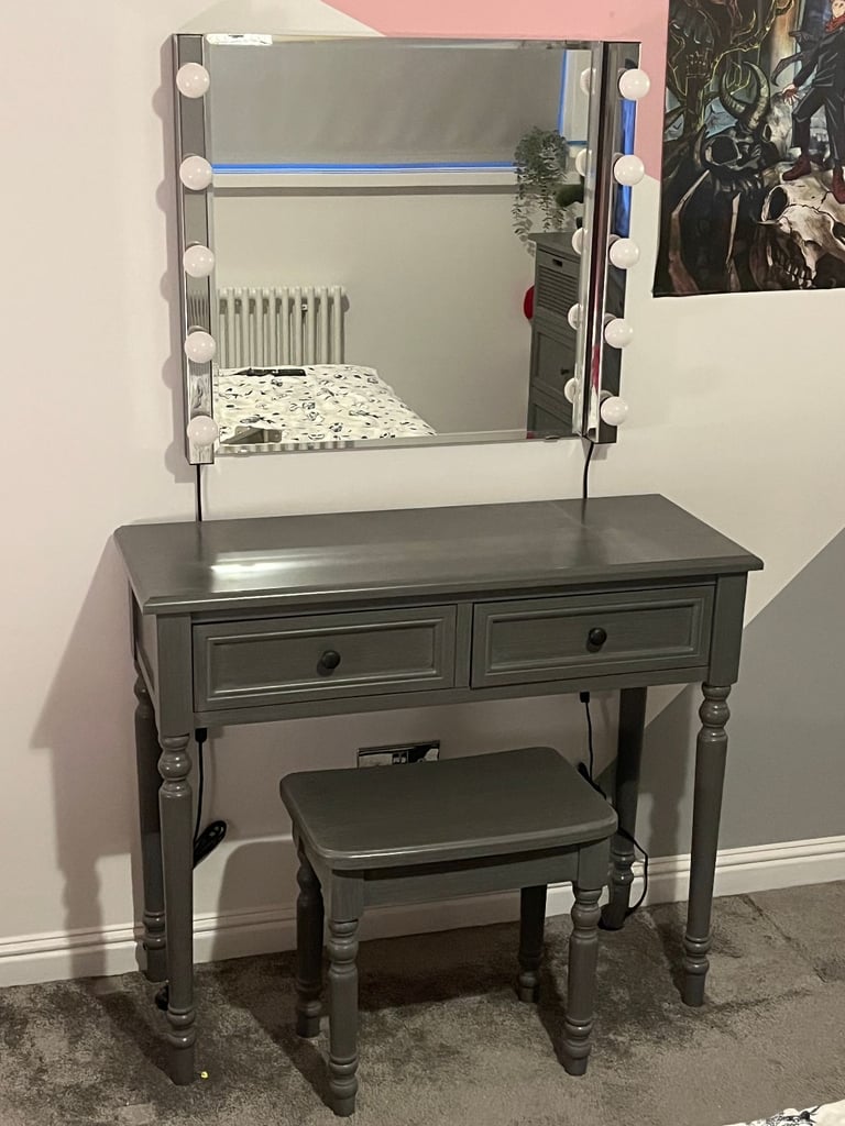 Hollywood-Style Light & Mirror Setup – Ideal for Makeup Table