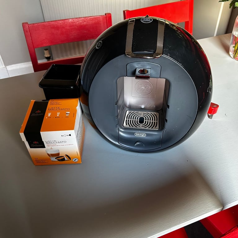 Delonghi / Nescafe Dolce Gusto Coffee Maker with 30+ Pods - perfect condition, rarely used