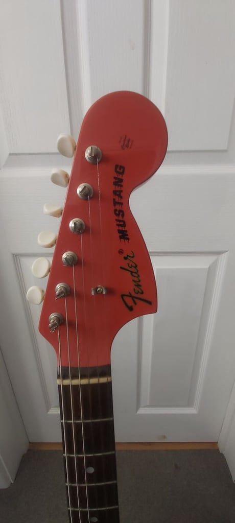 Fender Mustang guitar MOJ