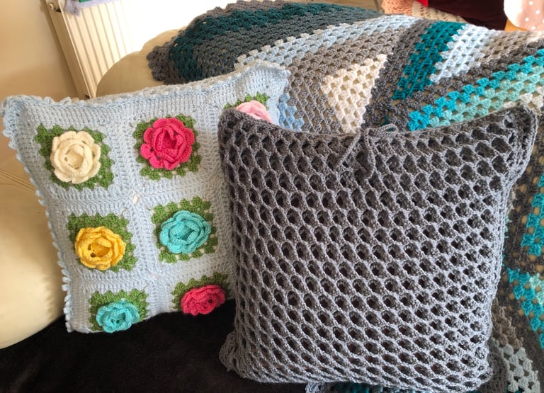 Handmade Crochet Blanket 155x155cm with 2 Free Cushion Covers – Beautiful Gift Set