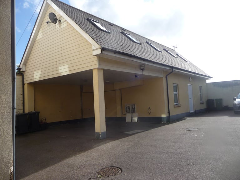 Student Accommodation /4 Bedroom/Modern detached house/2 bathroom parking for 2 cars £165.00 pppw