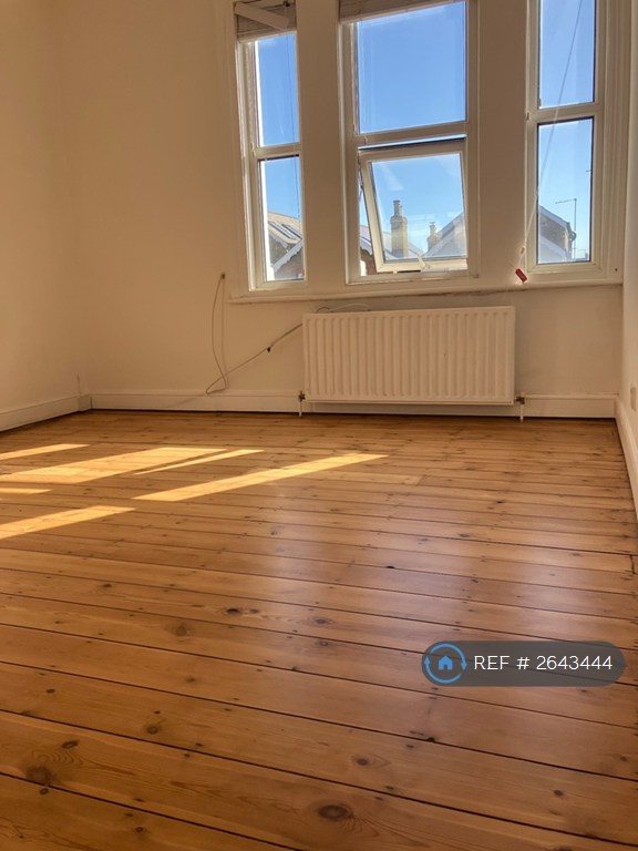 3 bedroom flat in Kings Road, Kingston, KT2 (3 bed) (#2643444)