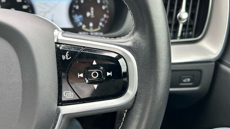 2021 Volvo XC60 R-Design, B5 AWD mild hybrid Estate Petrol Automatic