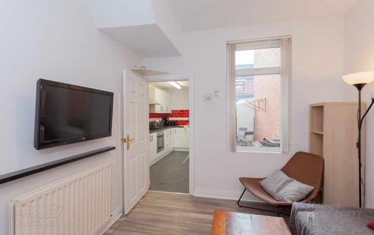 Single room available for just 2 months'-'5 days