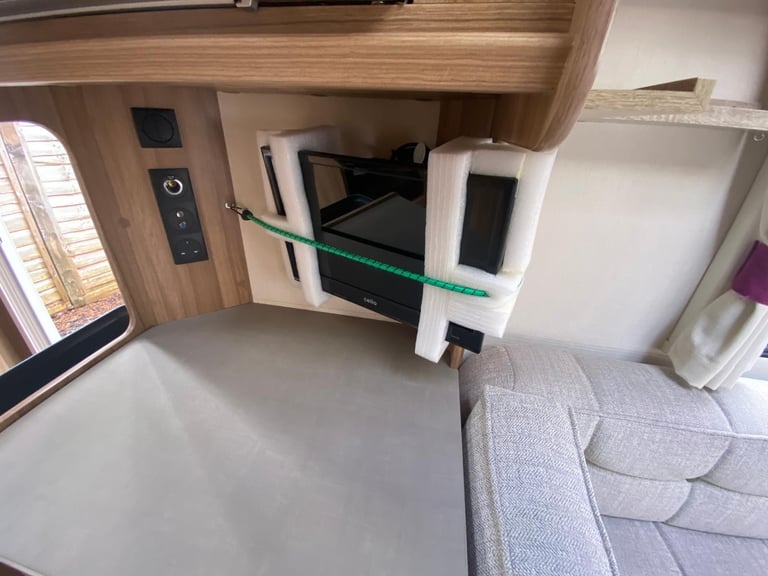 LUNAR ARIVA - 2018 - END KITCHEN - 2 BERTH - MOVER - PRISTINE CONDITION 