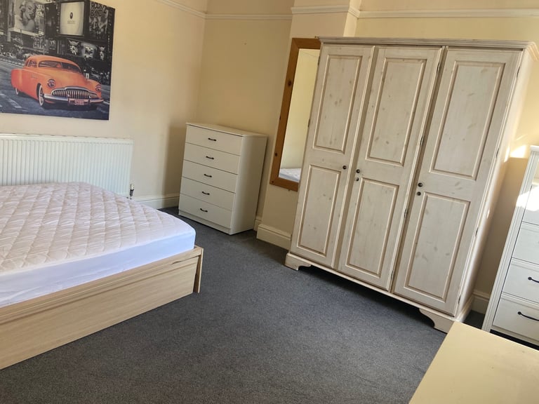 LARGE DOUBLE ROOM TO RENT