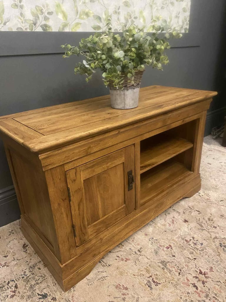💙📺 Oak Furnitureland solid oak tv unit cabinet from the French Farmhouse rustic range 
