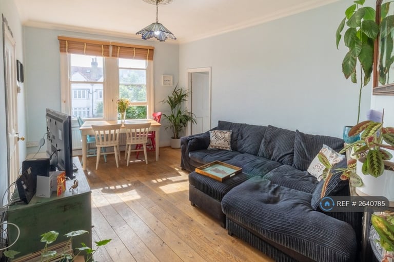 image for 2 bedroom flat in Cavendish Road, London, SW12 (2 bed) (#2640785)