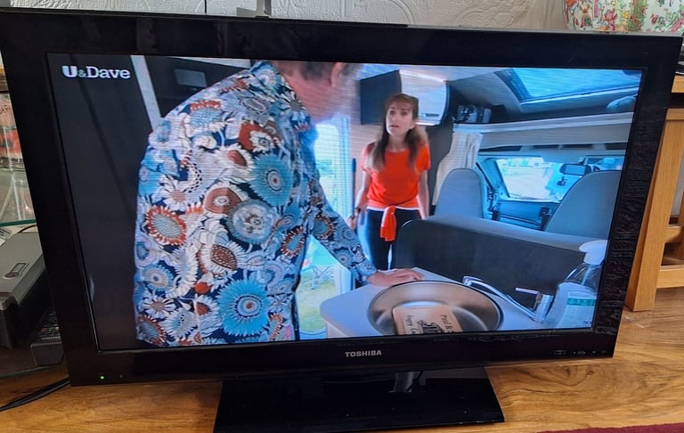 Toshiba 32in freeview TV with built-in dvd and remote 