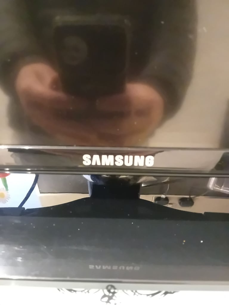 Samsung 32" TV (Fully working with Remote)