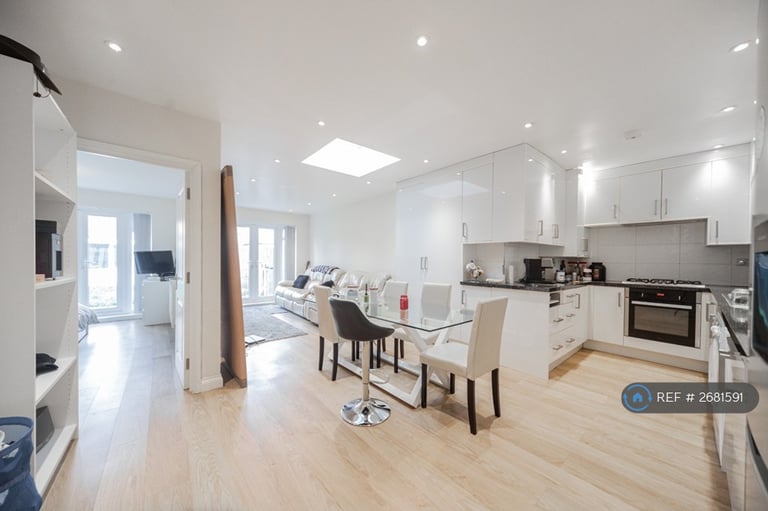 2 bedroom flat in Crowther Avenue, Brentford, TW8 (2 bed) (#2681591)