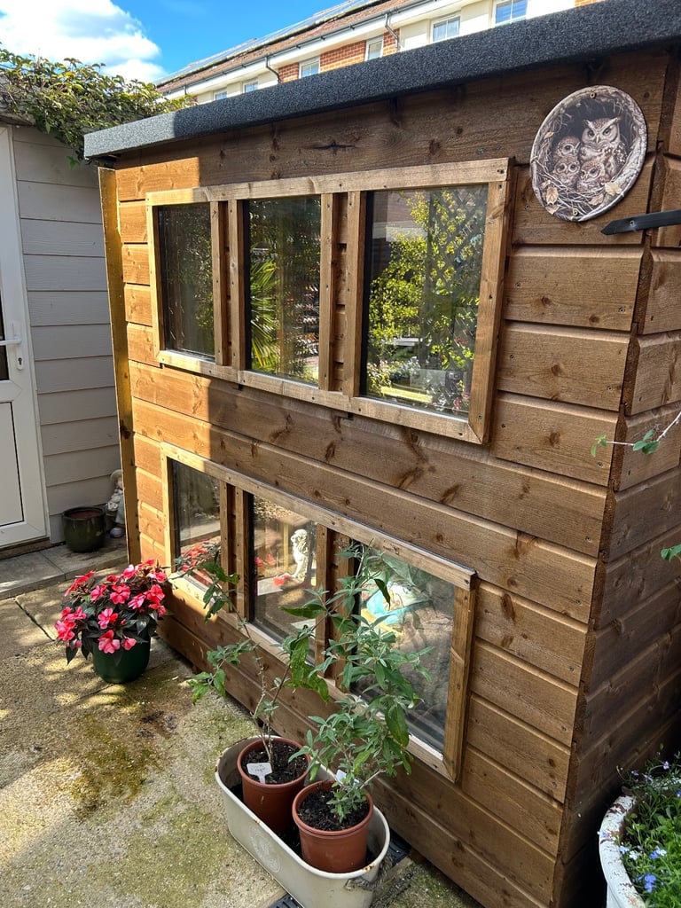 image for POTTING SHED- As New Condition.