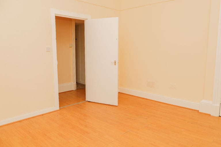 Newly Decorated 3-Bedroom Flat for Rent – Glasgow South Side