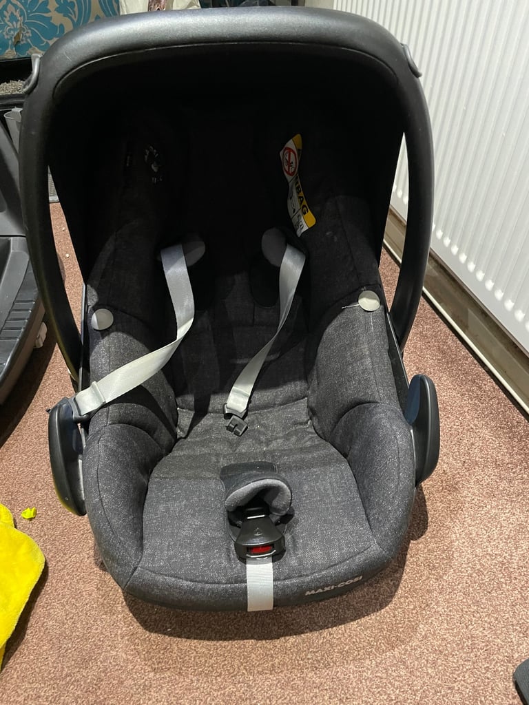 Maxi cosi car seat and base with iso fix 